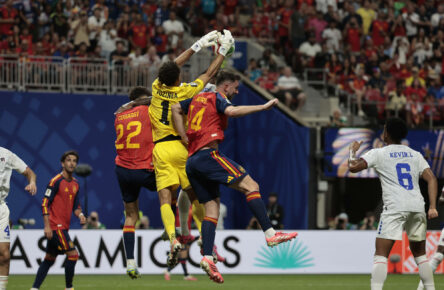 Spain s Aymeric Laporte R and Pau Cubarsi L in action against Cape Verde s goalkeeper Josimar Dias Vozinha C during the 2026 FIFA World Cup, WM, Weltmeisterschaft, Fussball group H soccer match between Spain and Cape Verde at Mercedes-Benz Stadium, in Atlanta, Georgia, United States, 15 June 2026. FIFA World Cup 2026 - Group H - Spain vs. Cape Verde ACHTUNG: NUR REDAKTIONELLE NUTZUNG PUBLICATIONxINxGERxSUIxAUTxONLY Copyright: xLavandeiraxJrx GRAF8938 20260615-55020604878_1