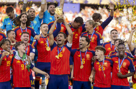 19.07.2026, Fussball Weltmeisterschaft 2026 in den USA, Finale, Spanien - Argentinien, im MetLife Stadium New York/New Jersey East Rutherford, Spanien ist Fussball Weltmeister 2026, Siegerehrung, Rodri Spanien stemmt den Pokal in die Höhe, Lamine Yamal Spanien, Fermin Lopez Spanien Fermin Lopez Spanien, Nico Williams Spanien etc, ***FIFA regulations prohibit any use of photographs as image sequences and/or quasi-video. EDITORIAL USE ONLY*** *** July 19, 2026, 2026 FIFA World Cup in the U.S., Final, Spain vs. Argentina, at MetLife Stadium in East Rutherford, New York, New Jersey Spain is the 2026 FIFA World Cup champion, award ceremony, Rodri Spain hoists the trophy, Lamine Yamal Spain, Fermin Lopez Spain, Fermin Lopez Spain, Nico Williams Spain, etc., ***FIFA regulations prohibit any use of photographs as image sequences and/or quasi-video EDITORIAL USE ONLY***
