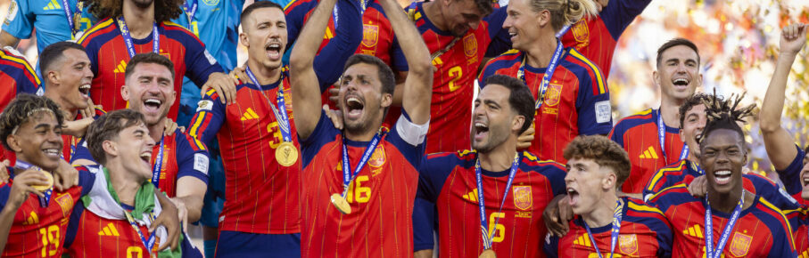 19.07.2026, Fussball Weltmeisterschaft 2026 in den USA, Finale, Spanien - Argentinien, im MetLife Stadium New York/New Jersey East Rutherford, Spanien ist Fussball Weltmeister 2026, Siegerehrung, Rodri Spanien stemmt den Pokal in die Höhe, Lamine Yamal Spanien, Fermin Lopez Spanien Fermin Lopez Spanien, Nico Williams Spanien etc, ***FIFA regulations prohibit any use of photographs as image sequences and/or quasi-video. EDITORIAL USE ONLY*** *** July 19, 2026, 2026 FIFA World Cup in the U.S., Final, Spain vs. Argentina, at MetLife Stadium in East Rutherford, New York, New Jersey Spain is the 2026 FIFA World Cup champion, award ceremony, Rodri Spain hoists the trophy, Lamine Yamal Spain, Fermin Lopez Spain, Fermin Lopez Spain, Nico Williams Spain, etc., ***FIFA regulations prohibit any use of photographs as image sequences and/or quasi-video EDITORIAL USE ONLY***